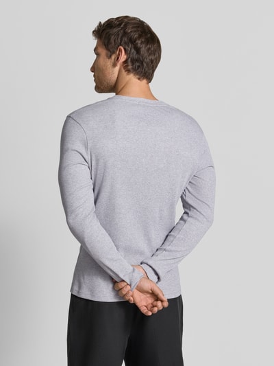 Męski model nosi Slim Fit Longsleeve aus reiner Baumwolle Model 'Enil' von DRYKORN, szary, fakturowany wzór, okrągły dekolt, Długość tyłu 67 cm, Długość rękawów 69 cm, krój slim fit, widok całej sylwetki z tyłu.