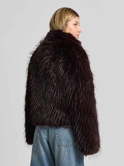 Vrouwenmodel draagt Jacke aus Kunstfell mit Stehkragen van Rich & Royal in donkerbruin Imitatiebont, regular fit, opstaande kraag, ruglengte maat 36: 54 cm, schouderbreedte: 45 cm, borstwijdte: 47 cm, mouwlengte: 63 cm, geheel zicht van achteren