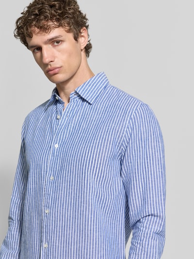 Mężczyzna model nosi Regular Fit Freizeithemd aus Leinen-Mix mit Kentkragen od MCNEAL, niebiesko-białe paski, długość z tyłu 77 cm, szerokość w rozmiarze L 50 cm, długość rękawa 67 cm, krój regular fit, bawełna i len, koszula na guziki, sportowe mankiety, z przodu zbliżenie na górną część ciała