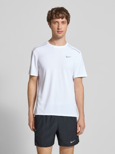 Männermodel trägt T-Shirt mit Rundhalsausschnitt und Logo von NIKE TRAINING, Regular-Fit, Kontraststreifen, Rückenlänge 74 cm, Ganzkörperansicht von vorne.