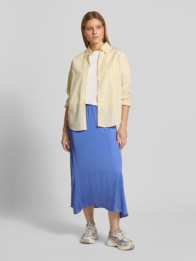 Frauenmodel trägt Midirock aus Viskose Modell 'BOVALOW' von American Vintage in A-Linie, Reine Viskose, elastischer Bund, Ganzkörperansicht von vorne.