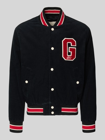 Produktfoto, College-Jacke aus Cord mit Label-Detail von Gant, Herren, Reine Baumwolle, Regular-Fit, Stehkragen, Knopfleiste, Eingrifftaschen, Rückenlänge 66 cm, Schulterbreite 46 cm, Brustweite 53 cm, Ärmellänge 67 cm, dunkelblauer Cord mit roten und weißen Streifendetails.