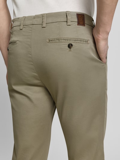 Männermodel trägt Hose mit Eingrifftaschen Modell 'Tybalt 5' von g1920, Slim Fit, beige, Baumwoll-Mix, Detailaufnahme Rückansicht