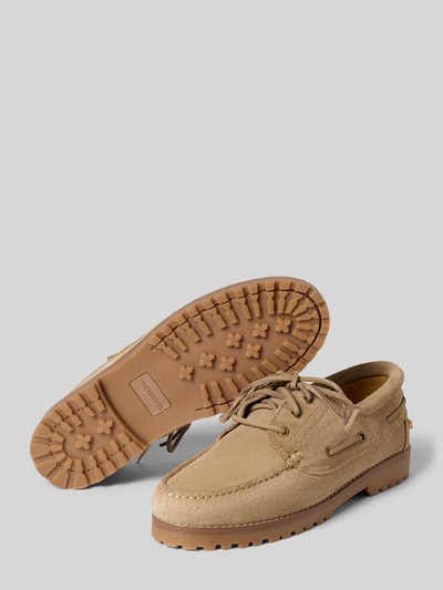 Produktfoto, Bootsschuhe aus Leder mit Schnürung Modell 'BROOKLYN' von Jack & Jones, beige Farbtöne, profilierte Sohle, abgerundete Spitze, strukturierte Oberfläche, Schnürverschluss, Absatzhöhe 3 cm, Schafthöhe 8 cm, Schaftweite 12 cm