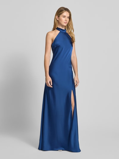 Frauenmodel trägt Abendkleid mit Neckholder zum Binden von Mascara aus blauem Satin in körpernaher Passform, Maxilänge, Rückenausschnitt, Nahtreißverschluss, Ganzkörperansicht von vorne. Rückenlänge bei Größe 36: 160 cm, Brustweite: 42 cm.