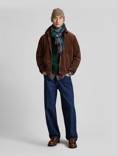 Męski model trägt Regular Fit Blouson aus Baumwoll-Cord von Polo Ralph Lauren w kolorze brązowym, z widoczną fakturą sztruksu, Ganzkörperansicht von vorne.