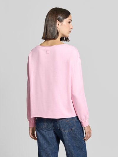 Frauenmodel trägt Relaxed Fit Pullover aus Baumwoll-Mix von Smith and Soul in Rosa, elastische Ärmelabschlüsse, Rückansicht, KI-modifiziertes Bild.
