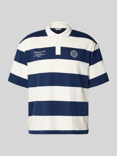 Produktfoto, Relaxed Fit Poloshirt aus reiner Baumwolle Modell 'DEVIN' von Only & Sons mit Optik:Allover-Muster, gestreift in Blau und Weiß, Label-Applikation, Motiv-Print, Polokragen, V-Ausschnitt, kurze Knopfleiste, Kurzarm, Materialverarbeitung Jersey.