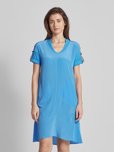 Marc Cain Knielanges Kleid in unifarbenem Design mit V-Ausschnitt Blau 4