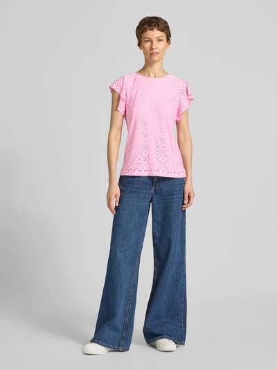 Vrouwenmodel draagt Regular Fit T-Shirt met ronde hals model 'TASSA' van Vero Moda, effen roze, korte mouw met ruches, stretchstof, volledig zicht van voren