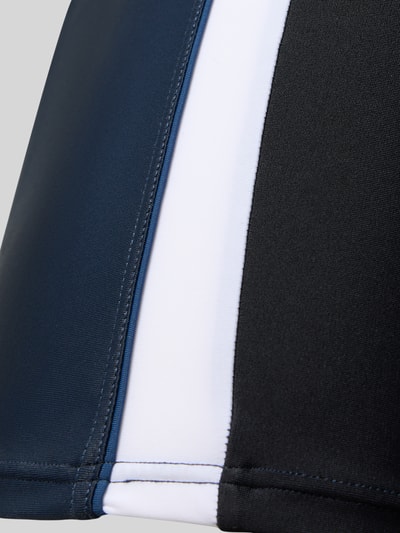 Produktfoto, Slim Fit Badehose mit elastischem Bund von Schiesser, Material-Mix in Blau, Weiß und Schwarz mit Zierbesatz, glatte Textur.
