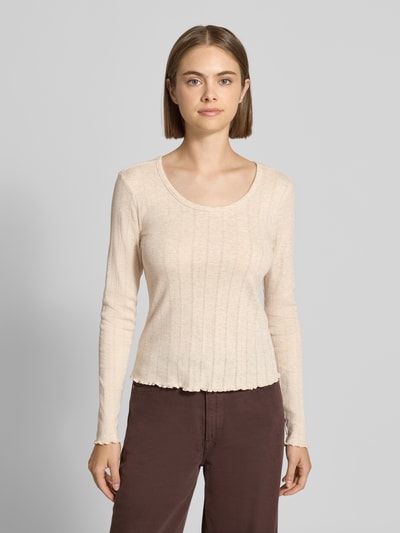 Frauenmodel trägt Slim Fit Langarmshirt mit Baumwoll-Anteil Modell 'TENNA' von ONLY, beige, feine Rippenstruktur, Ganzkörperansicht von vorne, Damen Langarmshirt von ONLY.
