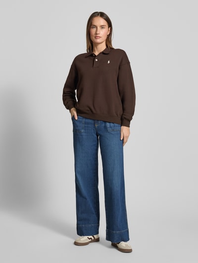 Vrouwenmodel draagt Wide Leg Jeans met steekzakken van Buena Vista, denimblauw, used-look, full-body vooraanzicht.
