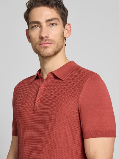 Männermodel trägt Regular Fit Poloshirt aus reiner Baumwolle von Strellson in Strickoptik mit Struktur-Muster, Feinstrick, Nahaufnahme Oberkörper.