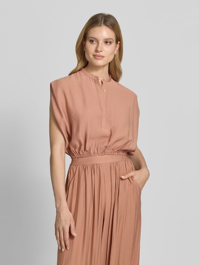Frauenmodel trägt Cropped Blusentop mit Knopfverschluss von Style Icon Collection in Rosa, elastischer Bund, Rundhalsausschnitt, Rückenlänge 42 cm bei Größe 36, Nahaufnahme Oberkörper.