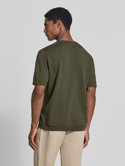 Männermodel trägt Regular Fit T-Shirt aus reiner Baumwolle Modell 'TORINO' von SELECTED HOMME in Unifarben, Ganzkörperansicht Rückansicht.