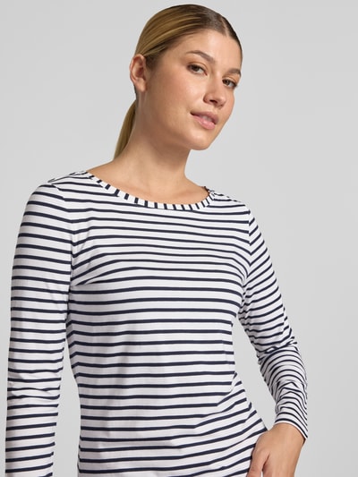 Kobiece model prezentuje Longsleeve im Allover-Look mit Rundhalsausschnitt od Oui z mieszanki bawełny i micromodalu, krój regular fit, wzór na całej powierzchni, okrągły dekolt, długość tyłu w rozmiarze 36: 60 cm, zbliżenie na górną część ciała.
