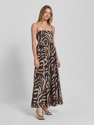 Frauenmodel trägt Empire Trägerkleid aus reiner Baumwolle Modell 'KUMARE-1' von HUGO mit Animal-Optik: Allover-Muster in Maxi-Länge, Henley-Ausschnitt, Materialverarbeitung aus Popeline, warme Beige- und Schwarztöne, Ganzkörperansicht von vorne.