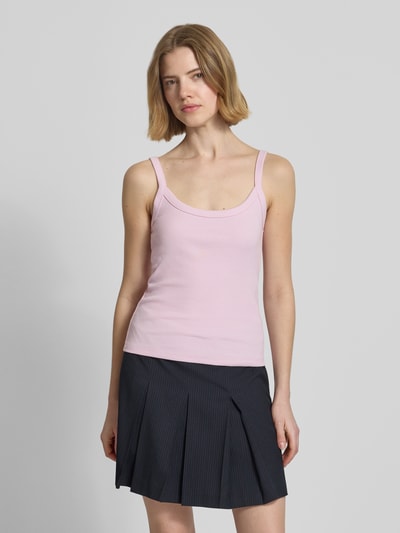 Vrouwenmodel draagt lichtroze Slim Fit Tank Top uit Bio-Baumwoll-Mix model 'MAY' van Pieces, look: effen, fijnrib, u-hals, smalle bandjes, u-rugdecolleté, vooraanzicht volledige lichaamsopname