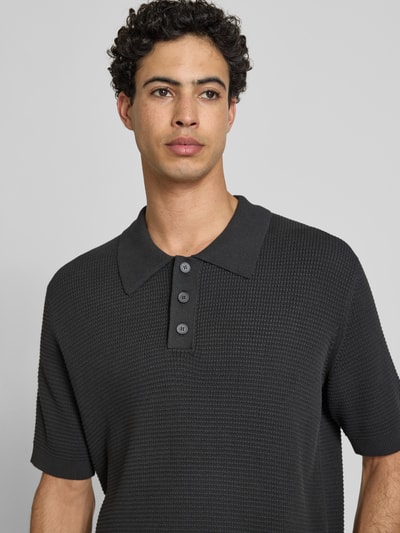 Männermodel trägt Regular Fit Poloshirt aus reiner Baumwolle von Marc O'Polo Denim, Optik: Unifarben, Strickstruktur, Nahaufnahme Oberkörper.