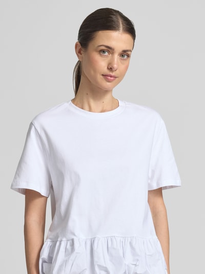 Frauenmodel trägt T-Shirt mit Rundhalsausschnitt von Rich & Royal in Weiß, Reine Baumwolle, Relaxed-Fit, 1/2-Arm, Nahaufnahme Oberkörper. Rückenlänge bei Größe S: 59 cm.