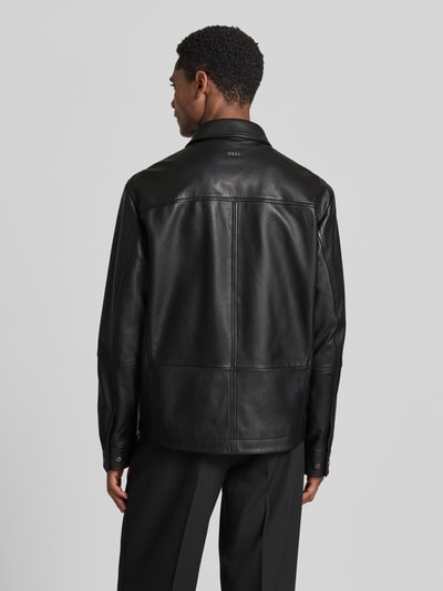 Mężczyzna nosi Regular Fit Lederjacke aus reinem Schafsleder Modell 'JOBAN1' von BOSS Orange, czarna gładka skóra, Ganzkörperansicht Rückansicht