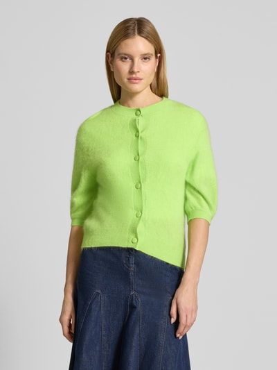 Frauenmodel trägt Strickjacke aus Kaschmir-Baumwoll-Mix mit 1/2-Arm von HERZENS in leuchtendem Grün, Regular-Fit, Rundhalsausschnitt, Knopfleiste, Rückenlänge 58 cm, Ärmellänge 31 cm, Nahaufnahme Oberkörper.