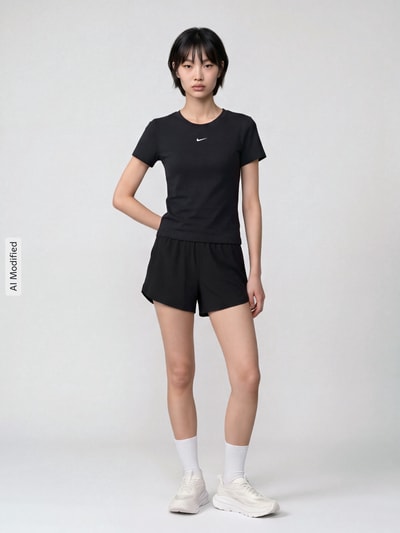 Nike T-shirt z małym detalem z logo Czarny 1
