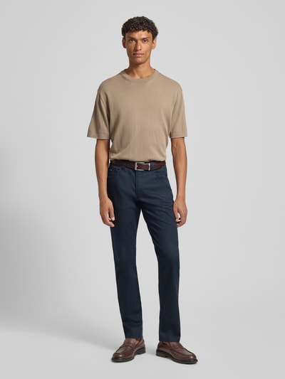 Männermodel trägt Hose im 5-Pocket-Design Modell 'CORDOBA' von bugatti, dunkelblau, Baumwoll-Mix, Straight Fit, Ganzkörperansicht von vorne.