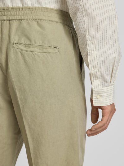 Männermodel trägt Straight Fit Shorts aus leinen-mix van Filippa K, mix van linnen en katoen, persplooien, achterzak, detailaufnahme
