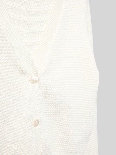 Produktfoto, Strickjacke aus Baumwolle mit V-Ausschnitt von Happy Girls, cremeweiß, grobe Struktur, Knopfleiste, Regular-Fit, Nahaufnahme Oberkörper.