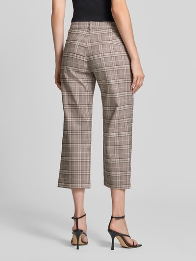 Frauenmodel trägt Straight Fit Hose aus Viskose-Mix Modell 'Rexo' von FREE/QUENT, Karomuster, verkürzte Passform, Ganzkörperansicht Rückansicht.