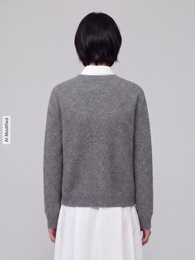 Vrouwenmodel draagt grijze Regular Fit Pullover uit mix van scheerwol en kasjmier model 'DECO' van Weekend Max Mara, Dames pullover, volledige achteraanzicht, KI-modificeerd beeld.