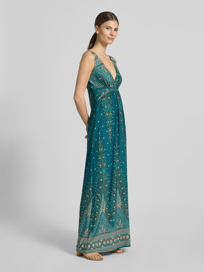 Vrouwenmodel draagt Regular Fit Maxikleid met Allover-Paisley-Print van Apricot in groen met paisley motief, mouwloos en v-hals; taillering, plooitjes en elastische materiaal-mix, geheel in beeld, opname van voren.