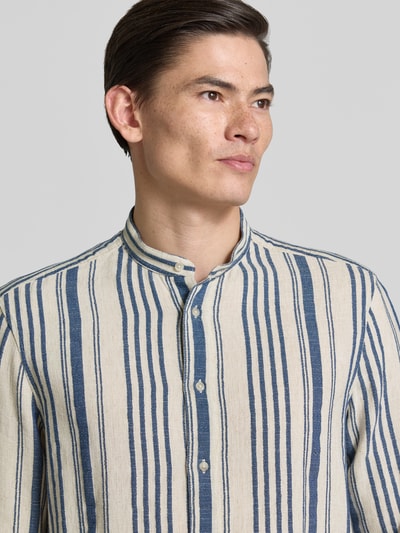 Männermodel trägt Regular Fit Freizeithemd mit Leinen-Anteil von CINQUE, gestreiftes Design in Blau und Beige, Nahaufnahme Oberkörper.