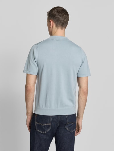 Männermodel trägt Regular Fit Poloshirt mit Reißverschluss von PAUL SMITH, Reine Baumwolle, Kontraststreifen, Rückenlänge 67 cm, Ganzkörperansicht Rückansicht.