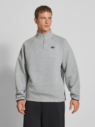 adidas Originals Sweatshirt mit Label-Stitching und Stehkragen Hellgrau Melange 4