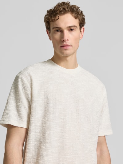 Männermodel trägt T-Shirt mit Strukturmuster und Rundhalsausschnitt von MCNEAL in Creme, Material-Mix, Regular Fit, Nahaufnahme Oberkörper.