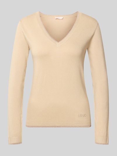 Produktfoto, Slim Fit Longsleeve aus Viskose-Mix mit V-Ausschnitt von Liu Jo White in Beige, elastische Abschlüsse, Logo-Detail vorn.