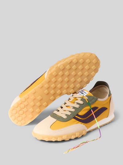 Produktfoto, Sneaker mit logodetail model 'G-Sprint' van Genesis voor heren, afgeronde pasvorm, geprofileerde zool, maat 44 hakhoogte 2 cm, schachthoogte 10 cm, schachtbreedte 7 cm, kleurenmix van geel, groen en paars, structuur met zachte en gladde texturen