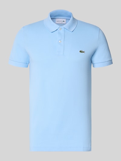 Produktfoto, jasnoniebieska koszulka polo Slim Fit Poloshirt aus reiner Baumwolle von Lacoste, jednolita faktura, produkt męski