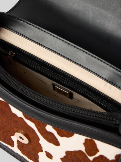 Produktfoto, Crossbody Bag aus echtem Rindsleder Modell 'Audrey' von GUESS in Animal-Optik, Innenfach mit Reißverschluss und Magnetverschluss, Detailaufnahme