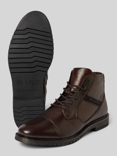 Produktfoto, Schnürboots aus echtem Leder von bugatti in Braun mit abgerundeter Form, Schnürverschluss, profilierter Sohle, Label-Detail, Absatzhöhe 3 cm, Schafthöhe 11 cm, Schaftweite 11 cm