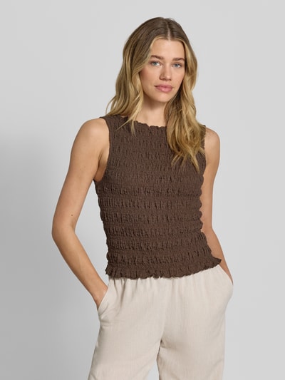 Frauenmodel trägt Top mit Smok-Details und Rundhalsausschnitt von Jake*s Casual aus Baumwoll-Mix mit Stretch-Anteil, Körpernaher-Schnitt, braune Textur, Rückenlänge bei Größe 38: 51 cm, Ganzkörperansicht von vorne.
