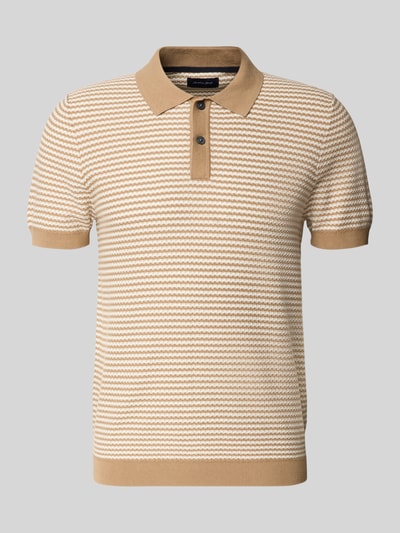 Produktfoto, Strickshirt mit Polokragen und Knopfleiste von Christian Berg Men, Regular Fit, Streifenmuster, sandfarbene und cremeweiße Töne, kurze Ärmel, Strukturstrick, Rückenlänge bei Größe M 69 cm, Ärmellänge 25 cm.