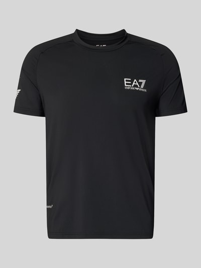 Produktfoto, T-Shirt mit Label-Print von EA7 Emporio Armani, schwarzer Material-Mix mit Stretch-Anteil, Slim Fit, gerippter Rundhalsausschnitt