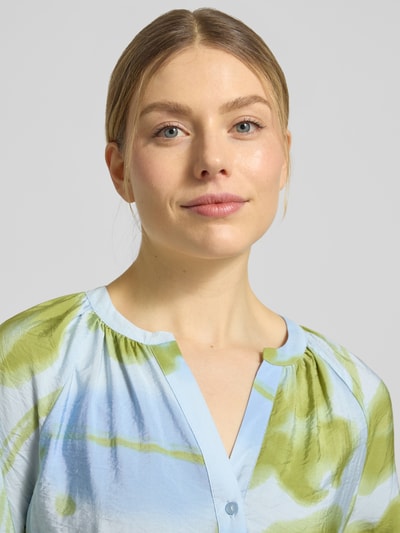 Vrouwenmodel draagt Regular Fit blouse met v-hals model 'CATE 2' van Soyaconcept, viscosemix, dames blouse, Nahaufnahme Oberkörper.