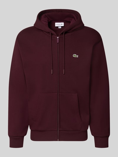 Produktfoto, Regular Fit Sweatjacke aus Baumwoll-Mix von Lacoste in Dunkelrot mit Kängurutasche, sichtbarem Reißverschluss und Kapuze