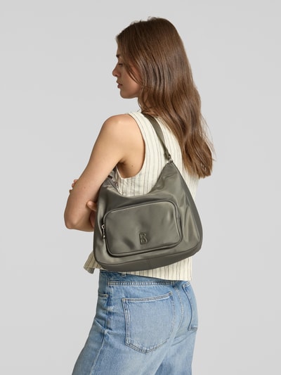 Frauenmodel trägt Handtasche mit Label-Detail von BOGNER in Grau, mit Hauptfach, Reißverschluss, Tragehenkel, Schulterriemen, Ganzkörperansicht Rückansicht.