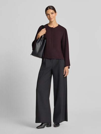 Kobiece model prezentuje Relaxed Fit Bluse mit Bordüre od windsor., bordiura, krój relaxed fit, okrągły dekolt, z długim rękawem, długość tyłu w rozmiarze 36: 56 cm, długość rękawów w rozmiarze 36: 56 cm, widok całej sylwetki z przodu.